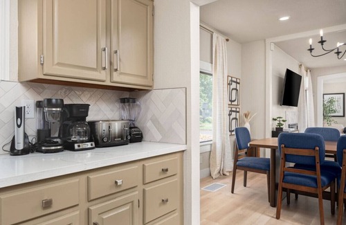 Lodi House | Charming l Downtown Lodi l 3 Bedroom l Sleeps 6