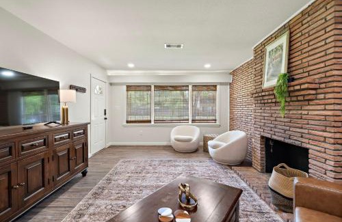 Shoreacres House | Charming La Porte Retreat Spacious 3BR 2BA Home with Outdoor Living Space