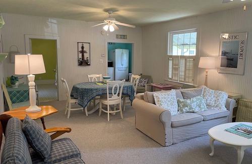 Lakeside Cottage | Charming Lakeside Cottage