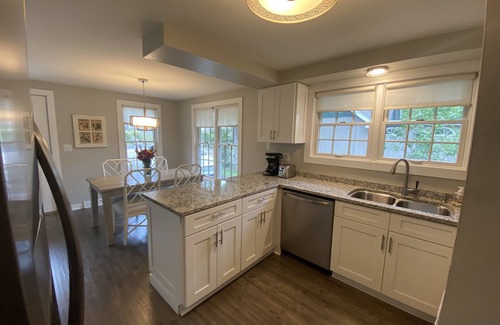 Williams Bay House | Charming Lake Cottage 2 Minute Walk to Geneva Lake! Sleeps Many!