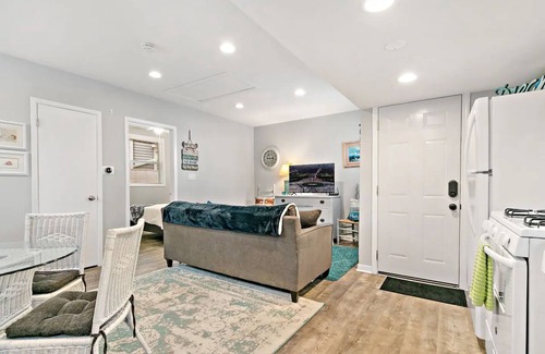 Fox Lake House | Charming Lake Cottage ★ Queen Bed ★ Chain O Lakes