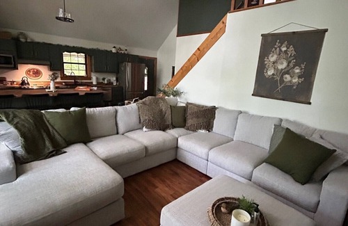 Cub Run Cabin | Charming lake front 3-bedroom/loft cabin w/AC, WiFi in delightful Cub Run, KY.