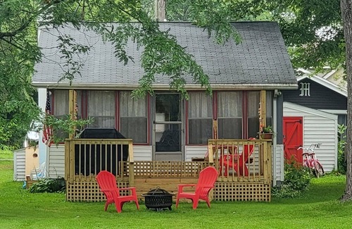 Lakeland House | Charming lake front house for the perfect getawaynAll sports lake, pet friendly
