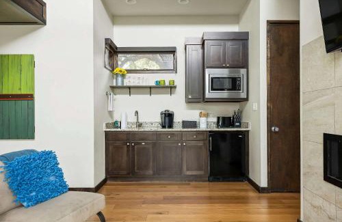 Spicewood House | Charming Lake Getaway with Loft - Pickleball & BBQ
