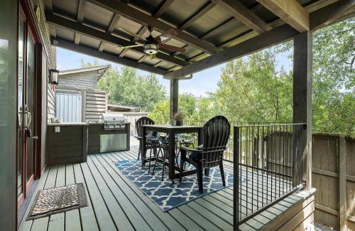 Spicewood House | Charming Lake Getaway with Loft - Pickleball & BBQ
