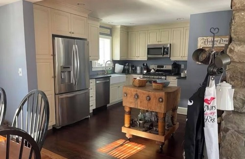 Lake Hopatcong House | Charming Lake Home on Lake Hopatcong in a quiet cove bring a boat or Waverunner