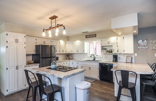 Yankton House | Charming Lake House within Walking Distance from Lake