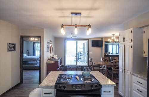 Yankton House | Charming Lake House within Walking Distance from Lake
