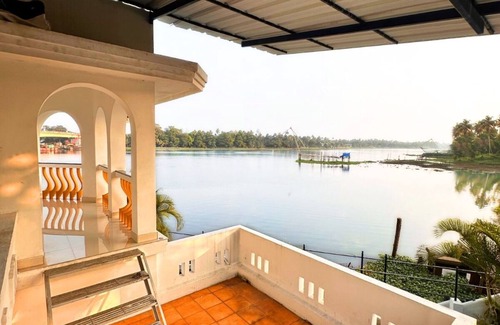 North Paravur Villa | Charming Lake/River front 3 BHK VILLA for DAILY RENT in Cochin,ERNAKULAM
