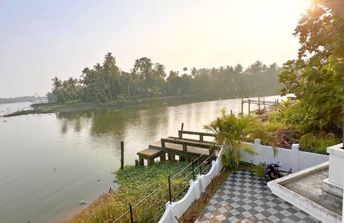 North Paravur Villa | Charming Lake/River front 3 BHK VILLA for DAILY RENT in Cochin,ERNAKULAM