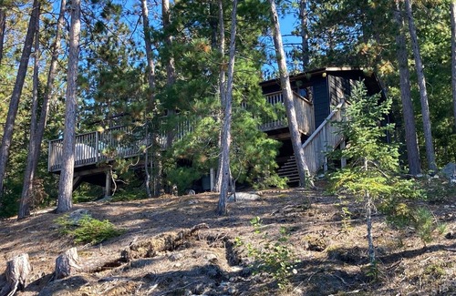 Addington Highlands Cottage | Charming Lake Weslemkoon Retreat