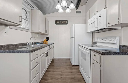 Clifton House | Charming Lake Whitney Retreat—Family Getaway or Fishing Trip Near Waco & Clifton