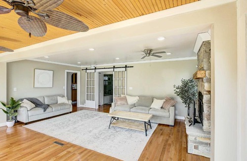 Oshkosh House | Charming Lake Winnebago Retreat Dock and View!