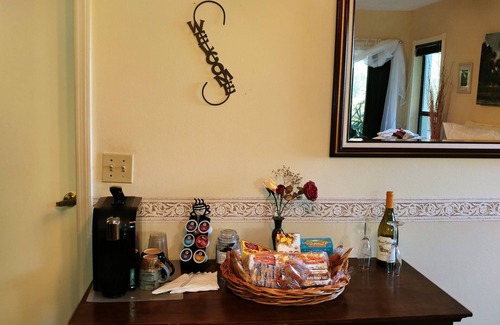 Lakeview Village Apartment | Charming Lakefront Studio w/Lanai & Dock in Lakeview Village