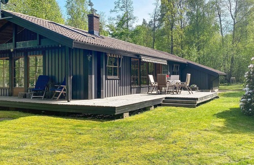 Orkelljunga Municipality House | Charming lakeside cottage getaway