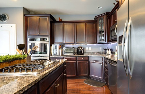 Glenarden House | Charming Lanham Townhome: 12 Mi to Capital!