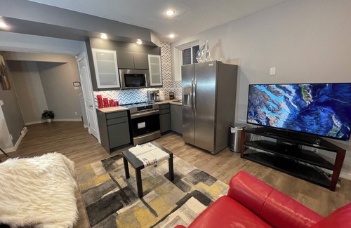 Evanston House | Charming Legal Suite Ensuite BSMT, Two Beds, Two Baths