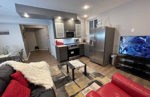 Evanston House | Charming Legal Suite Ensuite BSMT, Two Beds, Two Baths