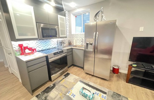 Evanston House | Charming Legal Suite Ensuite BSMT, Two Beds, Two Baths