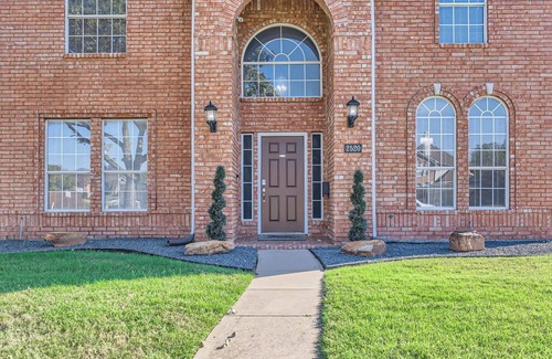 Southwest Carrollton House | Charming Leicester Retreat
