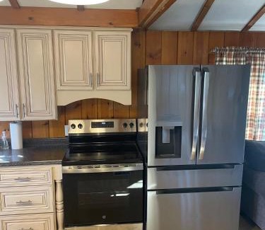Limerick House | Charming Limerick Lake House Getaway