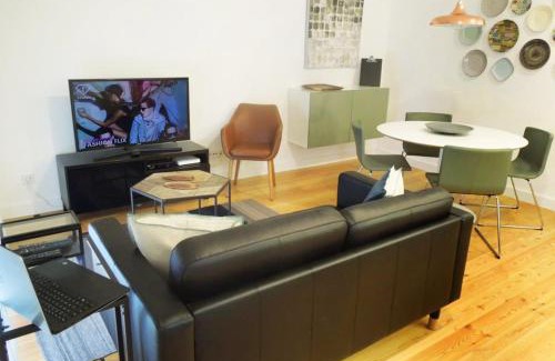 Lisbon Old Town Apartment | Charming Lisbon equipped AC lift parking 4p