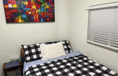 Mount Dennis Cabin | Charming lodge in beautiful Toronto with WiFi, AC, Female Only