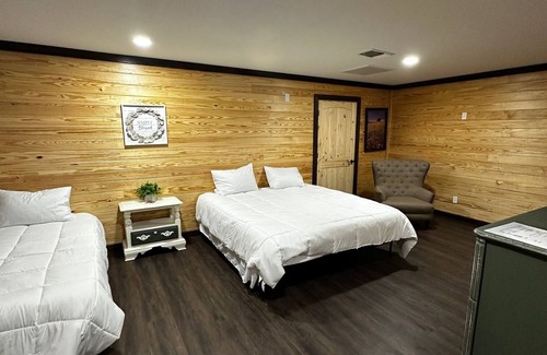 Timpson Hotel | Charming Lodge with Cafe and game room in delightful Timpson