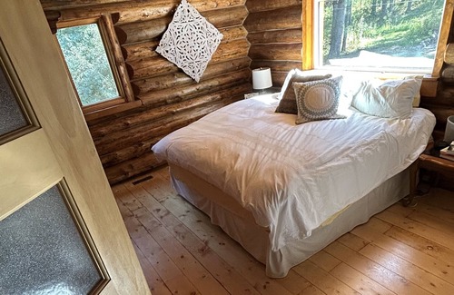 Alhambra Cabin | Charming Log Home Nestled in 7 Wooded Acres