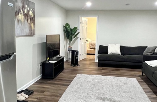 Pasadena House | Charming Lower Level Guest Unit Apt, Fully Equipped Kitchen, WiFi, 2 Queen Beds