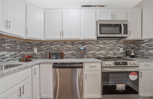 Pasadena House | Charming Lower Level Guest Unit Apt, Fully Equipped Kitchen, WiFi, 2 Queen Beds