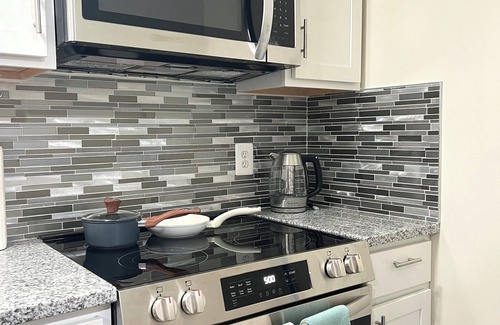 Pasadena House | Charming Lower Level Guest Unit Apt, Fully Equipped Kitchen, WiFi, 2 Queen Beds