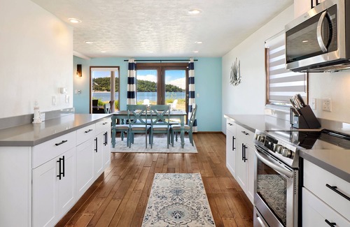 Bellingham House | Charming Lummi Bay Waterfront Beach House