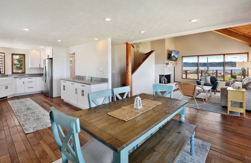 Bellingham House | Charming Lummi Bay Waterfront Beach House