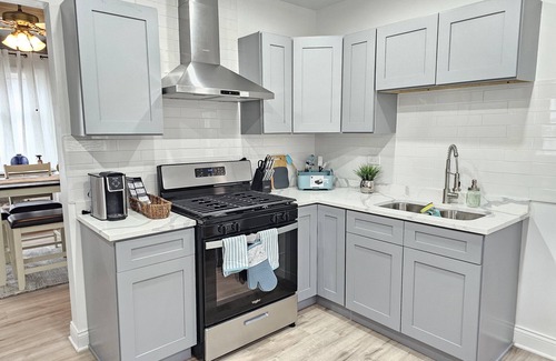 Waukegan House | Charming, luxe, modern home near Naval base, Six flags, Casino, Gurnee Mills