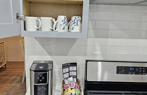 Waukegan House | Charming, luxe, modern home near Naval base, Six flags, Casino, Gurnee Mills