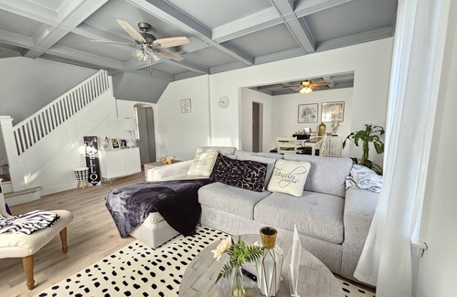 Waukegan House | Charming, luxe, modern home near Naval base, Six flags, Casino, Gurnee Mills
