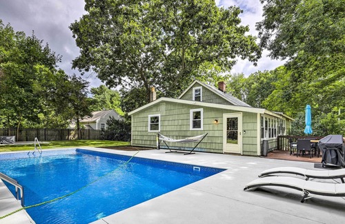 Madison Cottage | Charming Madison Retreat ~ 3 Mi to Beaches!