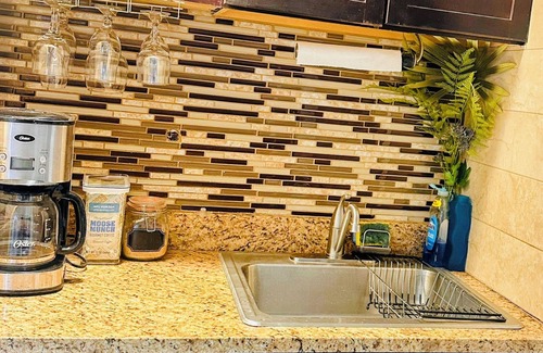 Canarsie House | Charming Master En-Suite in Brooklyn Location. Book your stay today!