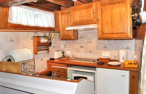 Loches Cottage | Charming Medieval City Gîte: Unique 3-Level Home, Troglodytic Room, WiFi, Near Loire Castles