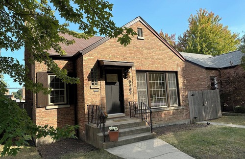 Jefferson Park House | Charming Mid-Century Home Near O’Hare Airport