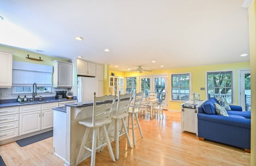 Essex House | Charming Middle River Hideaway with Water-Front/Fire-pit/WiFi/Prvt Parking