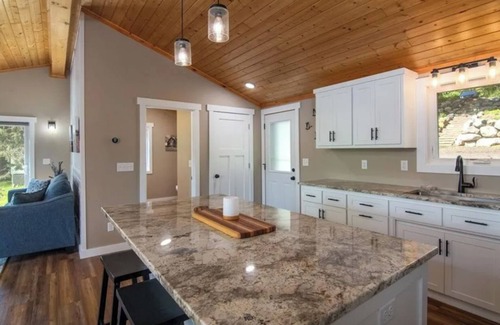 Almelund Cabin | Charming modern 2-bedroom lakeside-cabin in excellent Centuria with WiFi, AC