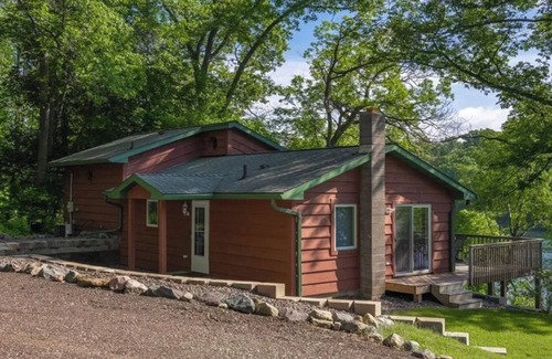 Almelund Cabin | Charming modern 2-bedroom lakeside-cabin in excellent Centuria with WiFi, AC