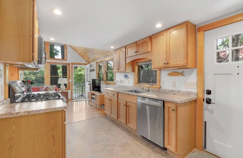 Windham Cottage | Charming, modern, 3-bedroom cottage on Pettingill Pond, in lovely Windham, Maine