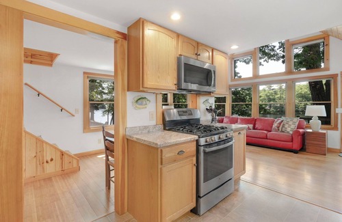 Windham Cottage | Charming, modern, 3-bedroom cottage on Pettingill Pond, in lovely Windham, Maine