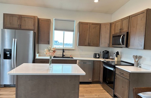 Ranchester House | Charming Modern Cabin - Minutes from the Mountains!