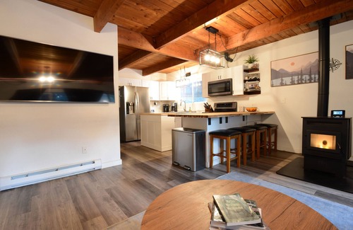 Hoodsport House | Charming Modern Cabin: Steps to Lake, Updated Amenities, Fast Wi-Fi & More!