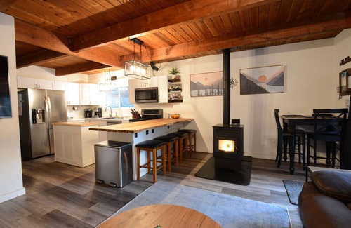 Hoodsport House | Charming Modern Cabin: Steps to Lake, Updated Amenities, Fast Wi-Fi & More!