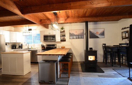 Hoodsport House | Charming Modern Cabin: Steps to Lake, Updated Amenities, Fast Wi-Fi & More!